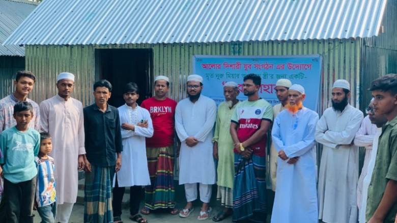 অসহায় মৃত নুরু মিয়ার স্ত্রীর জন্য ঘর নির্মাণ করে দিল ‘আলোর দ