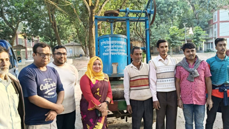 মৃৎশিল্প কারিগরদের মাঝে মাটি প্রক্রিয়াকরণ যন্ত্র বিতরন