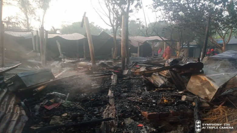 নবাবগঞ্জে অগ্নিকাণ্ডে পুড়ে ছাই ১১বাড়ি, ৭ গরু; নিহত ১