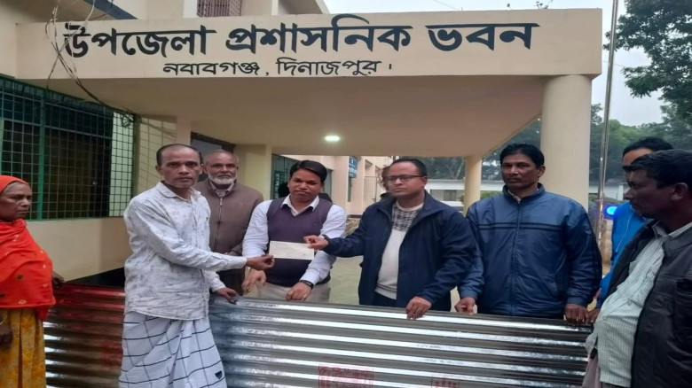 নবাবগঞ্জে গুচ্ছগ্রামে ভয়াবহ অগ্নিকাণ্ড ক্ষতিগ্রস্ত পরিবারকে 