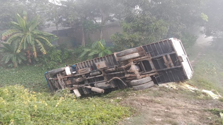 কুলিয়ারচরে ডিস্ট্রিক্ট গাড়ির ধাক্কায় কভার ভ্যান খাদে, হতা