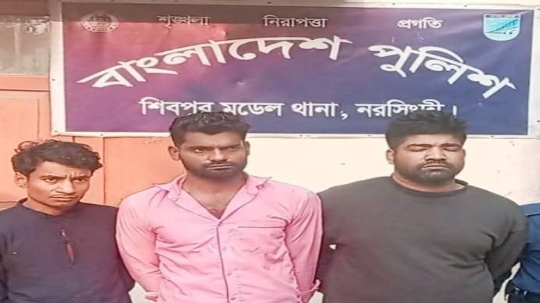 শিবপুরে সাংবাদিক স্টিকারযুক্ত গাড়িসহ ৩ গরুচোর আটক: এলাকাবাসী